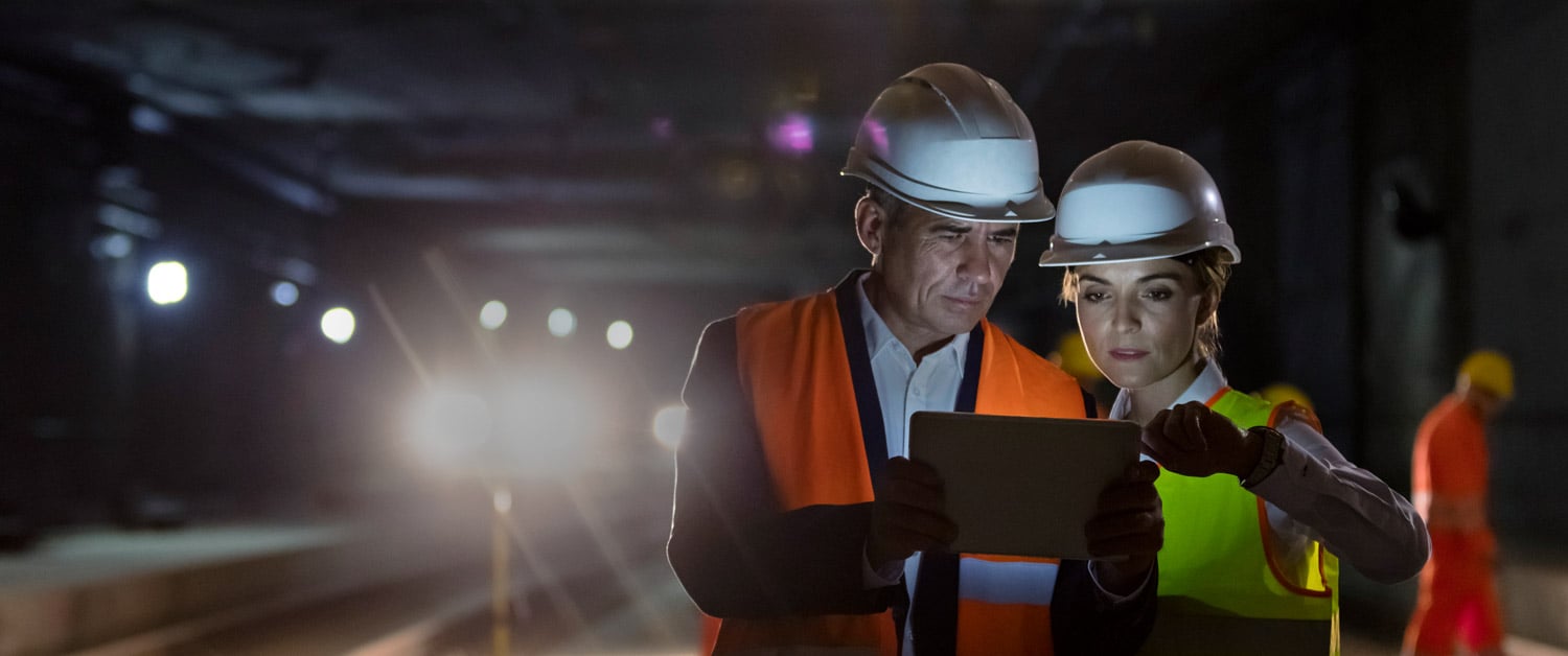 un homme portant un chapeau qui utilise un téléphone cellulaire