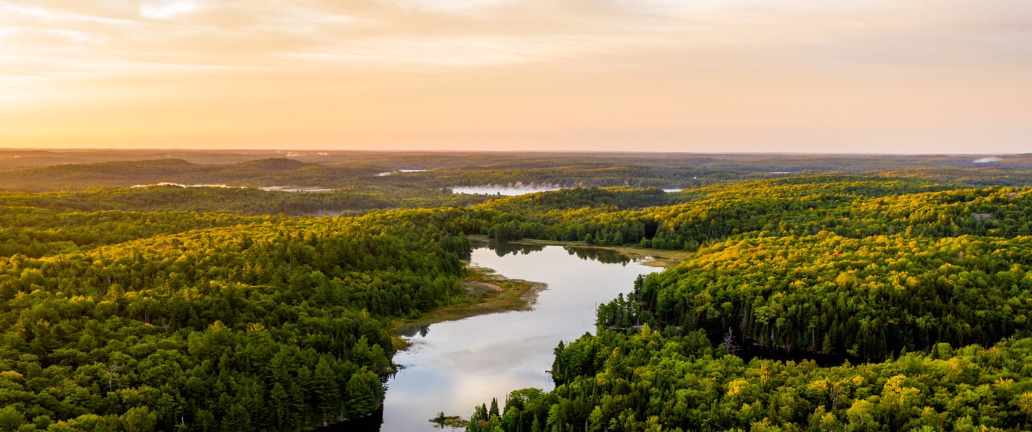 la vue d'un vaste plan d'eau