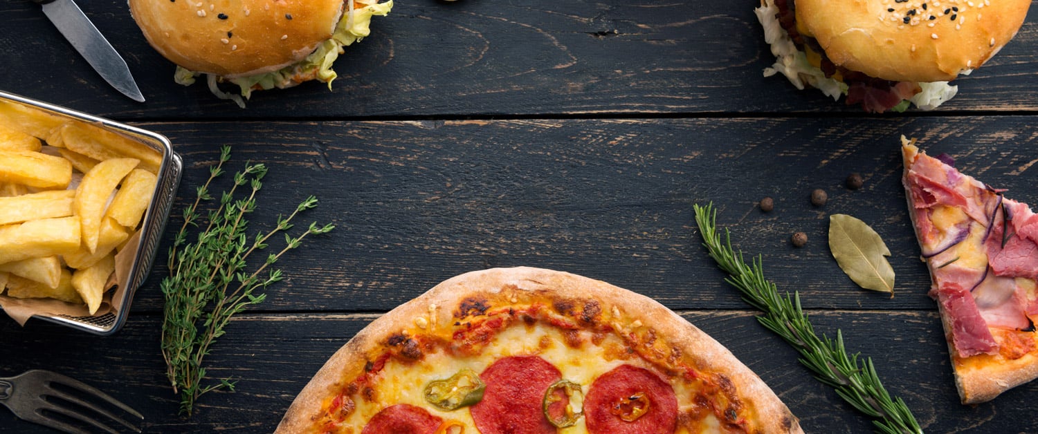 une tranche de pizza sur une table en bois