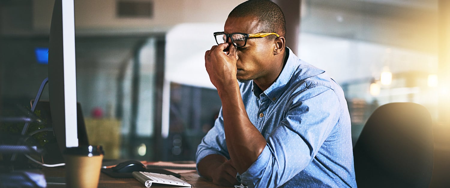 un homme assis à un bureau