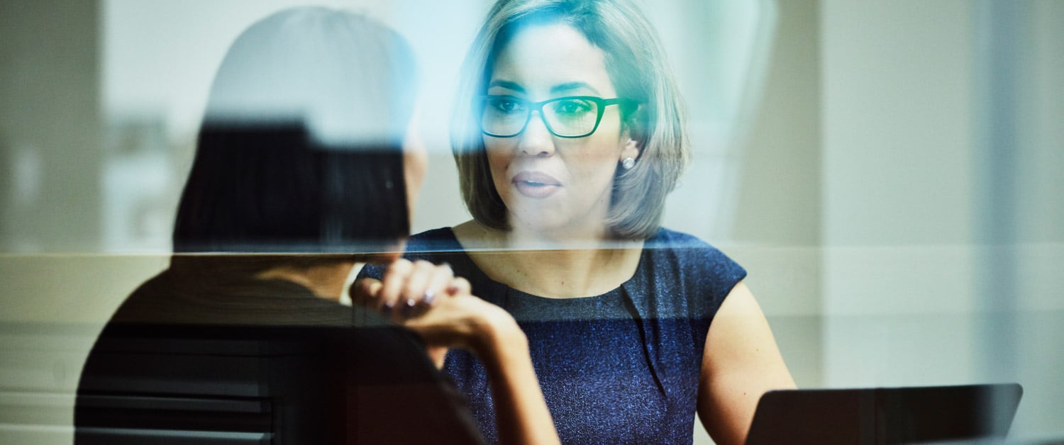 une femme portant des lunettes qui regarde la caméra