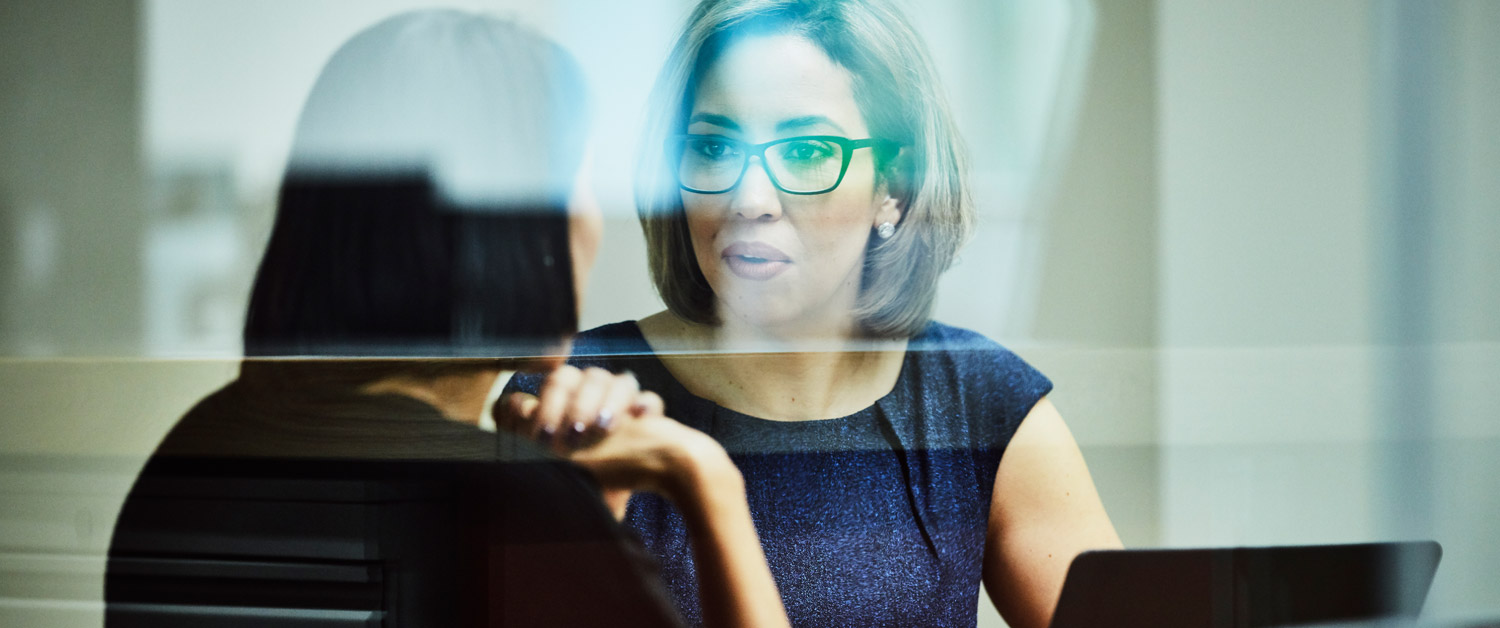 une femme portant des lunettes qui regarde la caméra