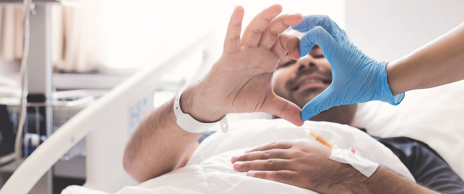 les mains de deux personnes qui forment un cœur