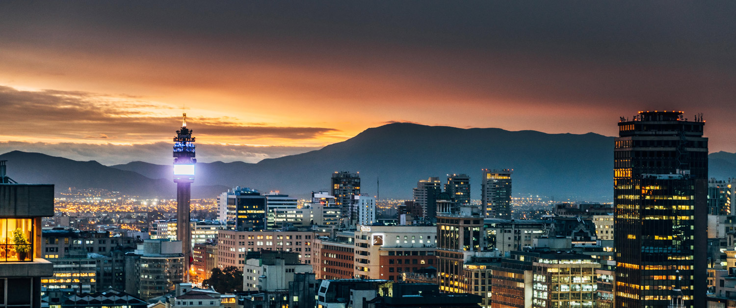 la vue d'une ville au coucher du soleil