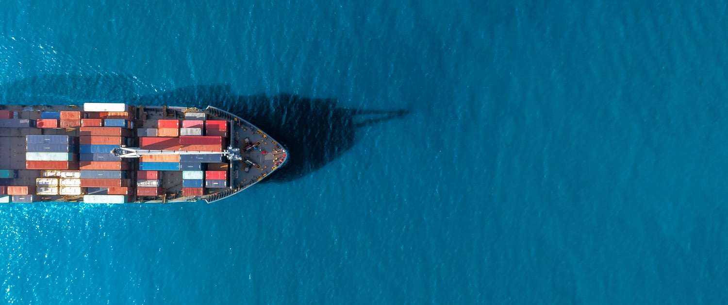 le devant d'un cargo dans l'eau