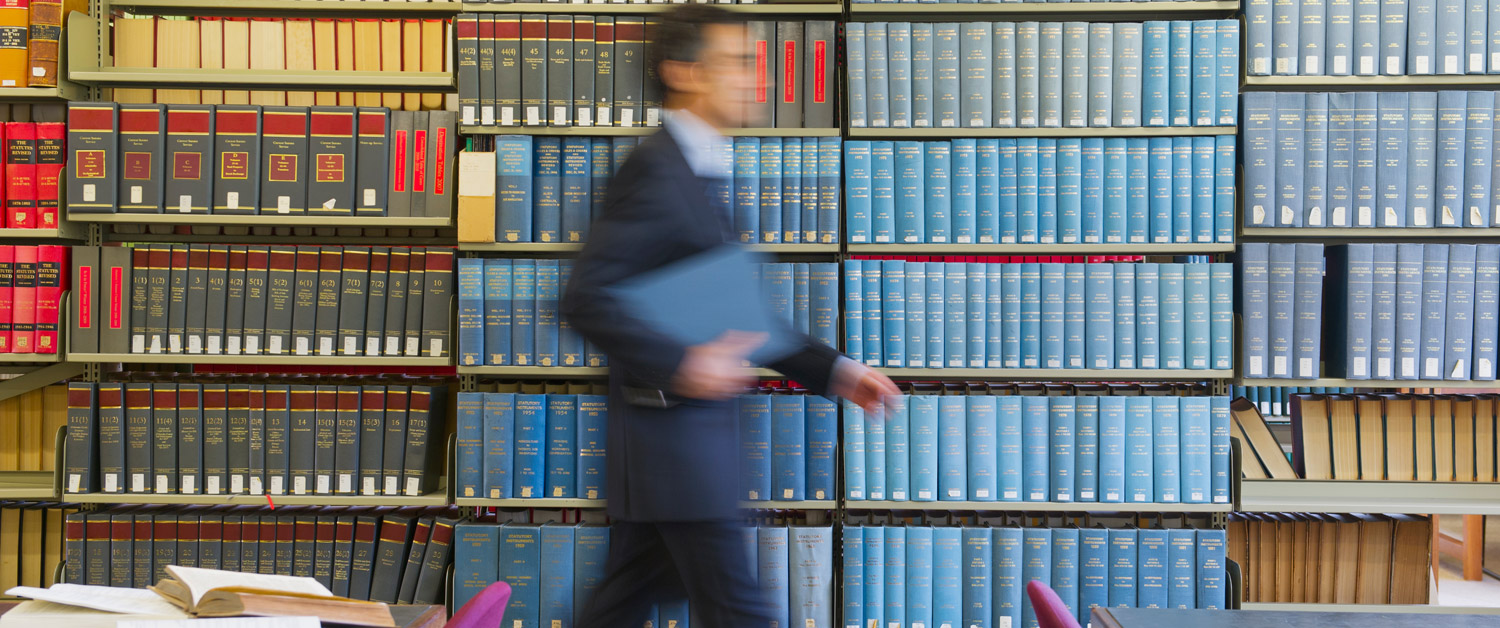 une femme assise à la bibliothèque