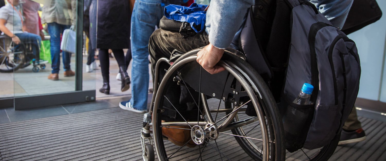 une personne assise sur un vélo