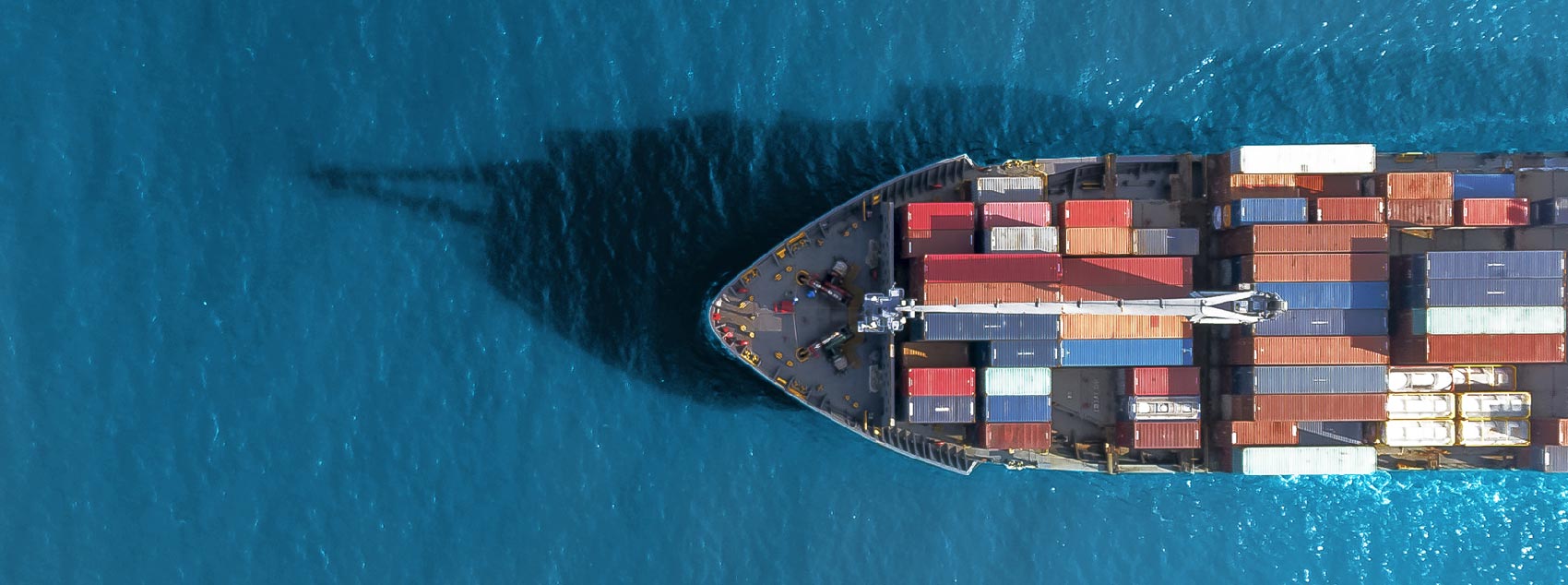  Vue de dessus d'un navire transportant des conteneurs