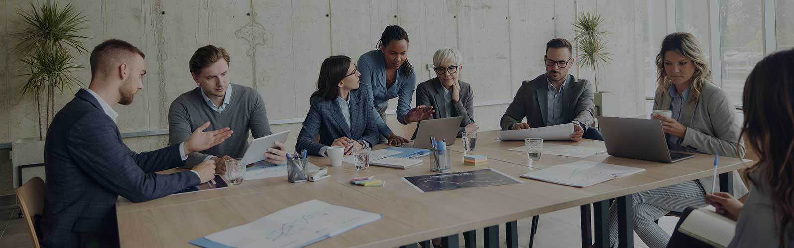  Personnes réunies autour d'une table