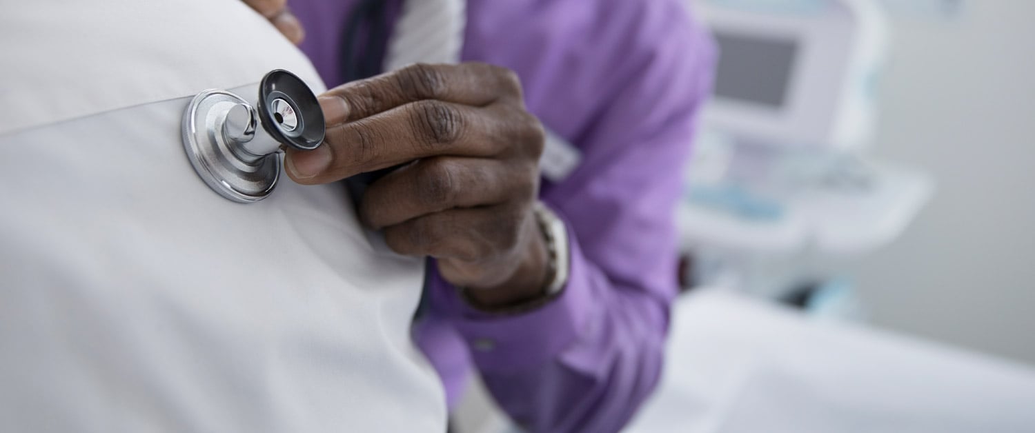 une main qui tient une chemise violette