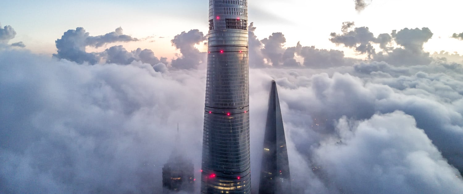 le sommet d'un édifice qui perce les nuages